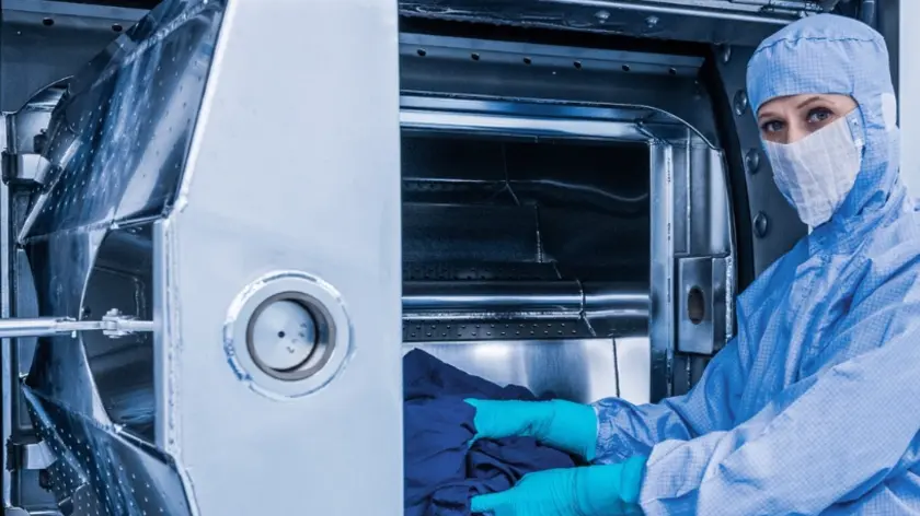 Det nye vaskeri skal primært håndtere steril beklædning til pharma- og fødevaresektoren, hvor krav til hygiejne, sporbarhed og driftssikkerhed er særligt høje.