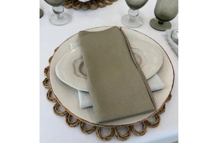 Hamp serviet på bord